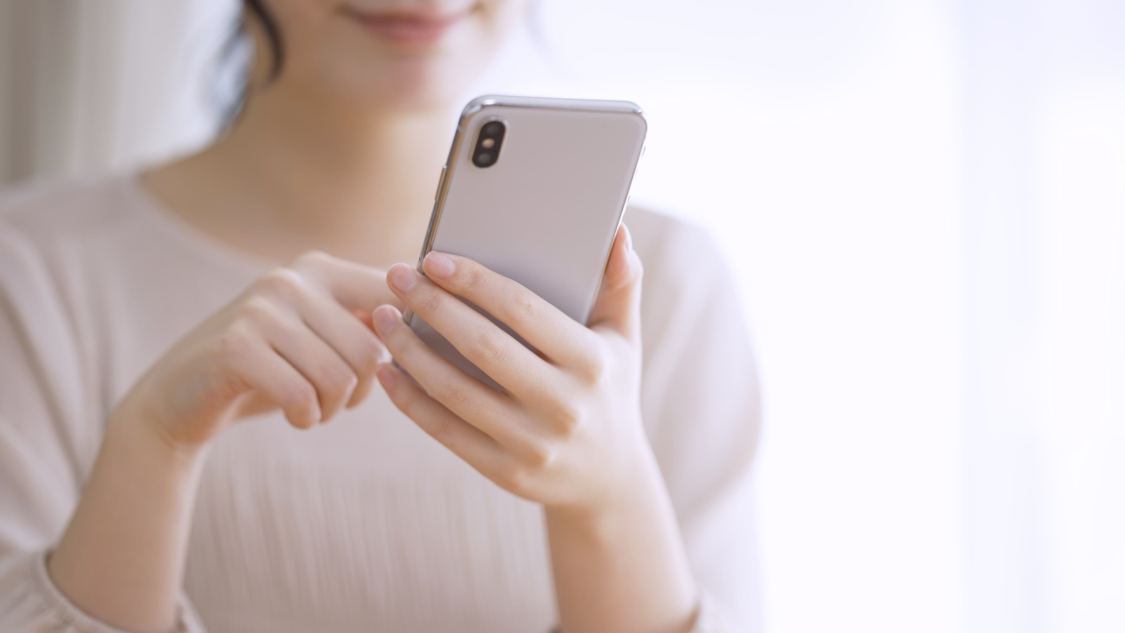スマートフォンを操作する様子